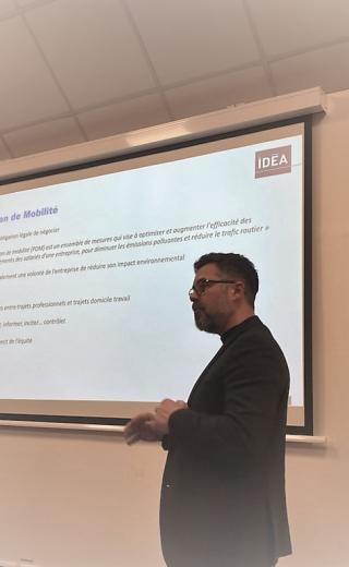 présentateur devant un tableau blanc